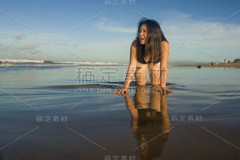 自然的生活方式肖像年轻迷人和快乐的亚洲日本女人在美丽的海滩天堂跪在沙滩上感觉轻松和愉快享受假期