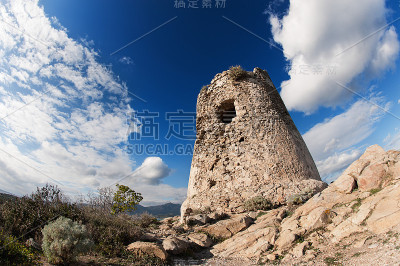 蔚蓝的天空中矗立着海岸塔