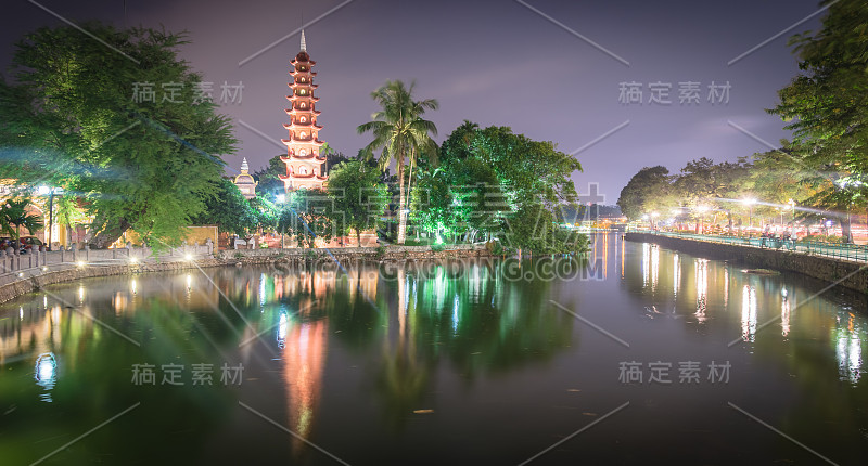 蓝时映在河内西湖上的陈国寺