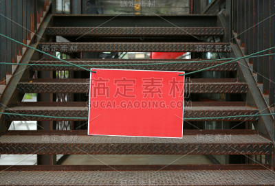 楼梯上的红色标签为空，禁止进入。