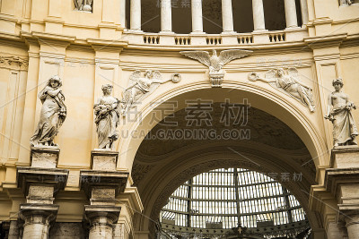 Umberto I. Galleria Umberto I.优雅的，玻璃和铁覆盖的画廊建于19世纪晚