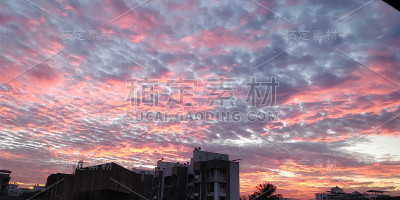日落时的剪影城市景观