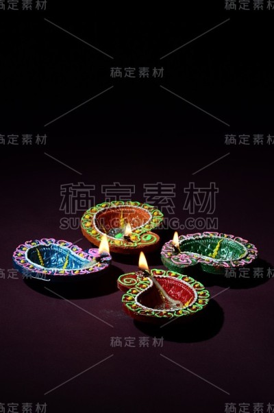 粘土灯盏在排灯节庆祝期间点燃。问候卡设计印度的光节日称为排灯节