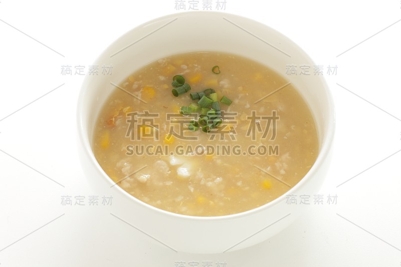 中餐，玉米汤在白色的背景和复制空间