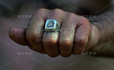 男性用一枚戒指握拳