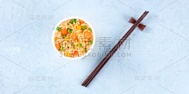 拉面杯全景拍摄，塑料杯泡面，有拷贝空间