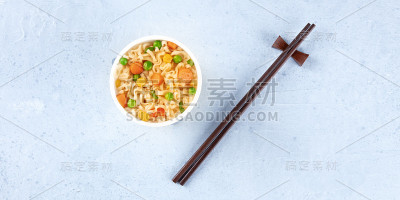 拉面杯全景拍摄，塑料杯泡面，有拷贝空间