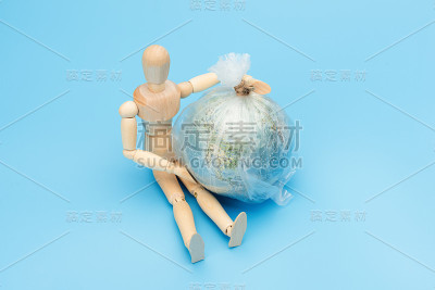 世界环境日的概念。象征木人和地球。环境污染的后果将是人类的死亡。