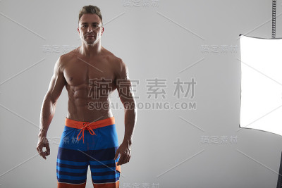那个肌肉发达，英俊，性感的家伙