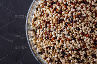 在黑色的石头背景上混合藜麦颗粒