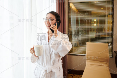 快乐的女人打电话
