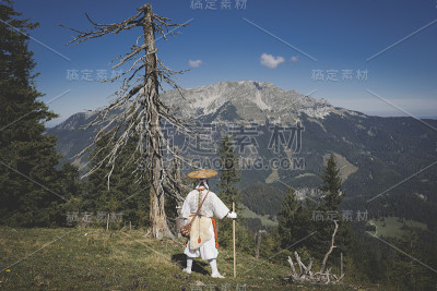 欧洲修根道和尚徒步旅行在奥地利山脉，奥地利，Ötscher