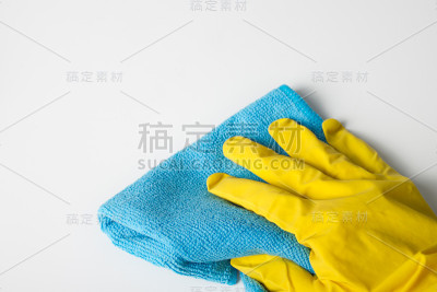 女手在商业手套里洗白桌蓝布