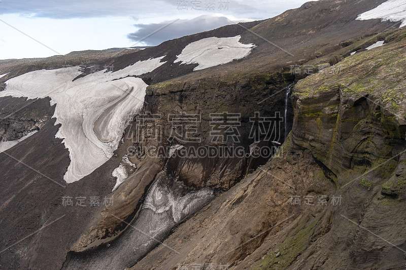 有不同颜色层的峡谷冰川和瀑布在Thorsmork附近的欢笑徒步旅行小径