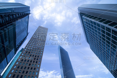 建筑和天空向上看的观点