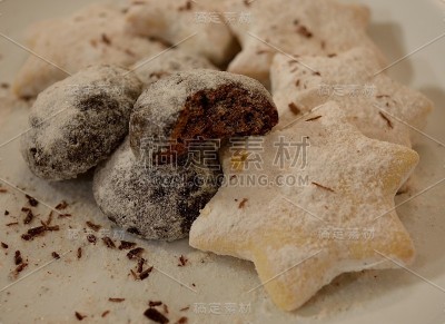 盘子里放着新鲜的饼干