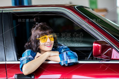 描绘坐在车里的可爱女人