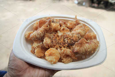 油炸鱿鱼
白盘子里的虾，
