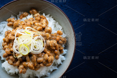 日本的纳豆米饭