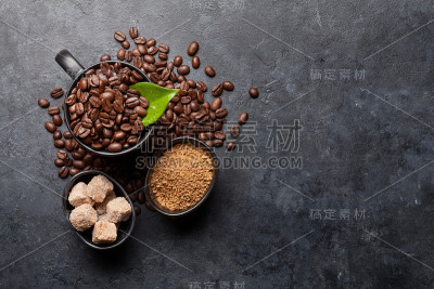 咖啡杯配烤咖啡豆