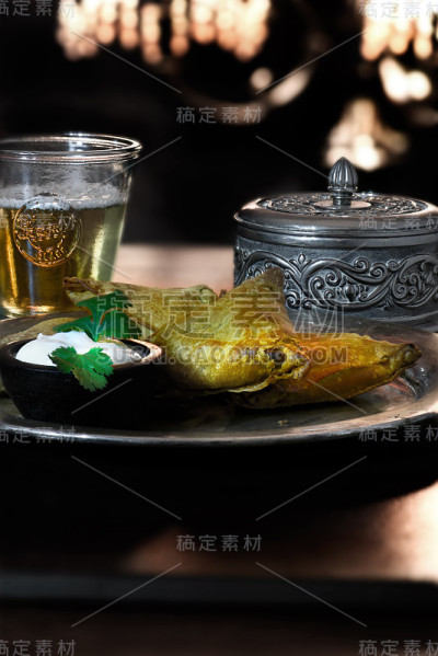 鸡肉切成小块萨莫萨三角饺