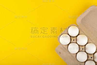 鸡蛋在黄色背景俯视图