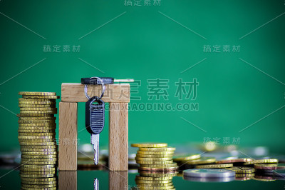 黄金和银币与挂锁和钥匙堆叠。