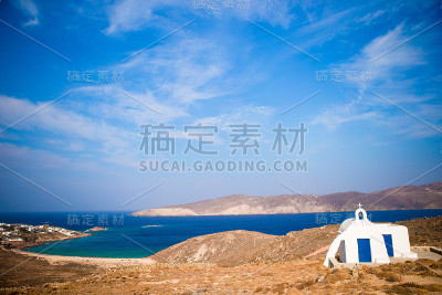 希腊米科诺斯岛的传统白色海景教堂
