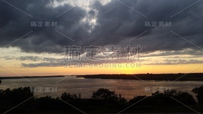 密西西比河上的日落