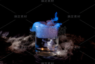黑色背景下有烟的玻璃