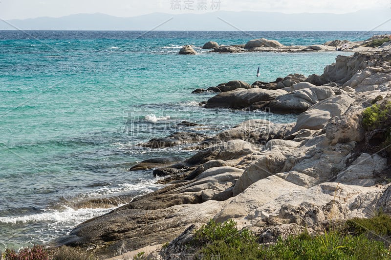 希腊查尔基迪基西托尼亚半岛的橙色海滩Kavourotripes海景