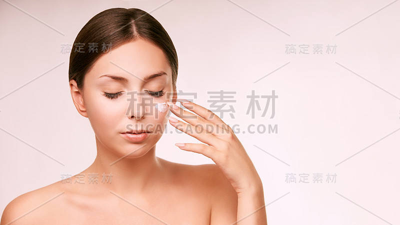 抗衰老女性面部皮肤护理。排毒面霜。少女美貌写真。新鲜的美容化妆。天然有机常规