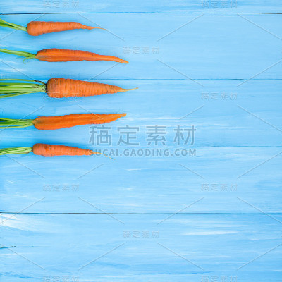 蓝板上的新鲜胡萝卜。