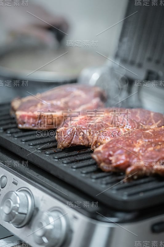 新鲜的大理石肉烤牛排。