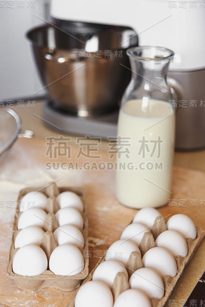 家庭烹饪静物盒中的鸡蛋和玻璃瓶中的牛奶。