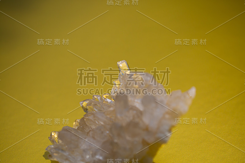 在黄金背景上的岩石水晶