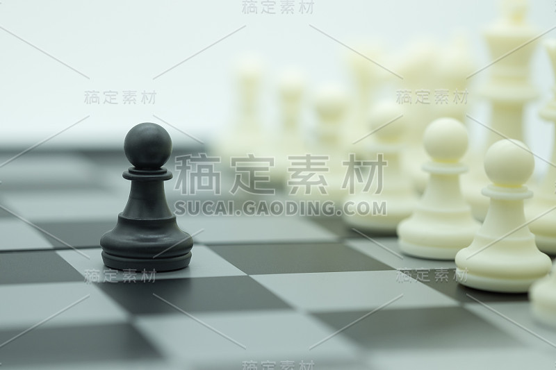 棋盘游戏，商业和规划概念。近距离的棋子黑棋在前排白棋子在棋盘上。