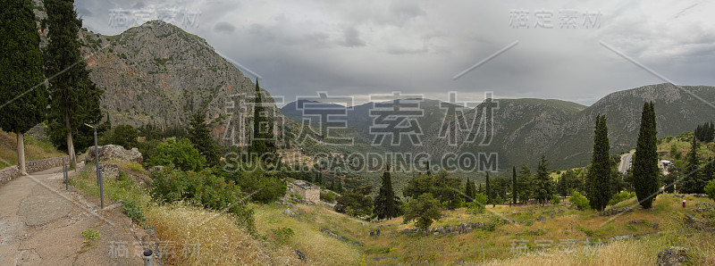 全景的德尔菲古复杂的背景下的山脉和山谷的帕那萨斯山脉在德尔福，希腊
