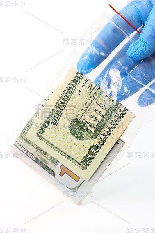 一只蓝色手套里有一个装着钱的塑料袋