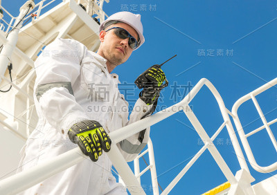 欧洲人，穿着白色工作服，戴着VHF头盔