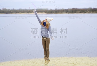 美丽的女孩和纸飞机