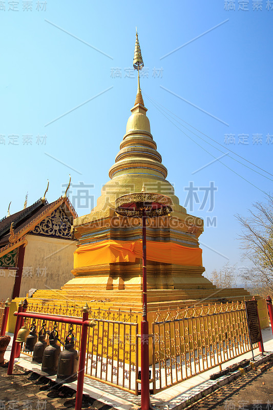 泰国北部泰国寺庙中的金塔