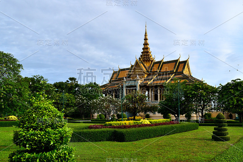 金边皇家宫殿建筑群的建筑和邻近花园的景色