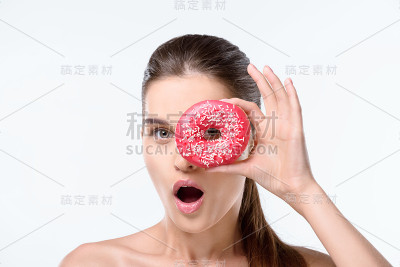 女人抱着甜甜圈