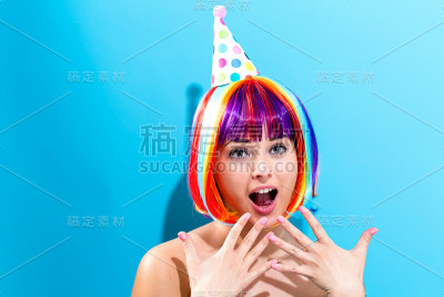 戴着彩色假发的漂亮女人