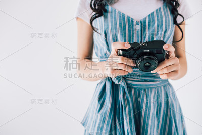 手持相机的女子