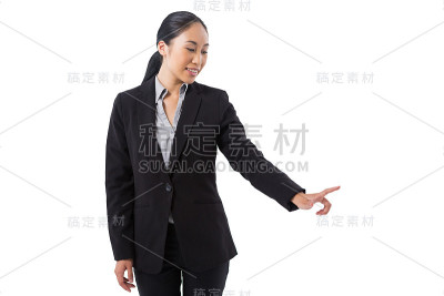 女商人在按一个看不见的虚拟屏幕