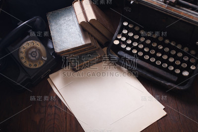 老式复古电话与老式打字机和一张白纸在木板上