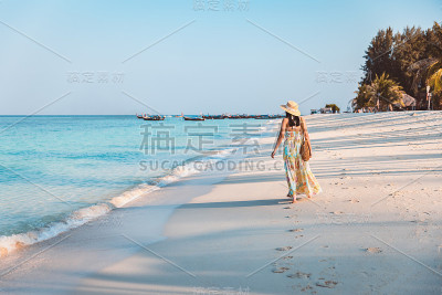 亚洲女人在泰国的海滩上放松和旅行