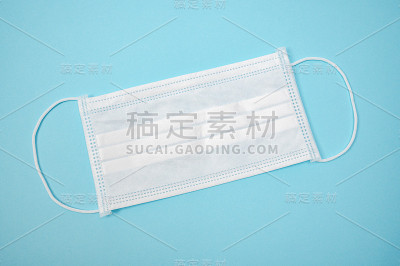 蓝色背景的一次性防护口罩